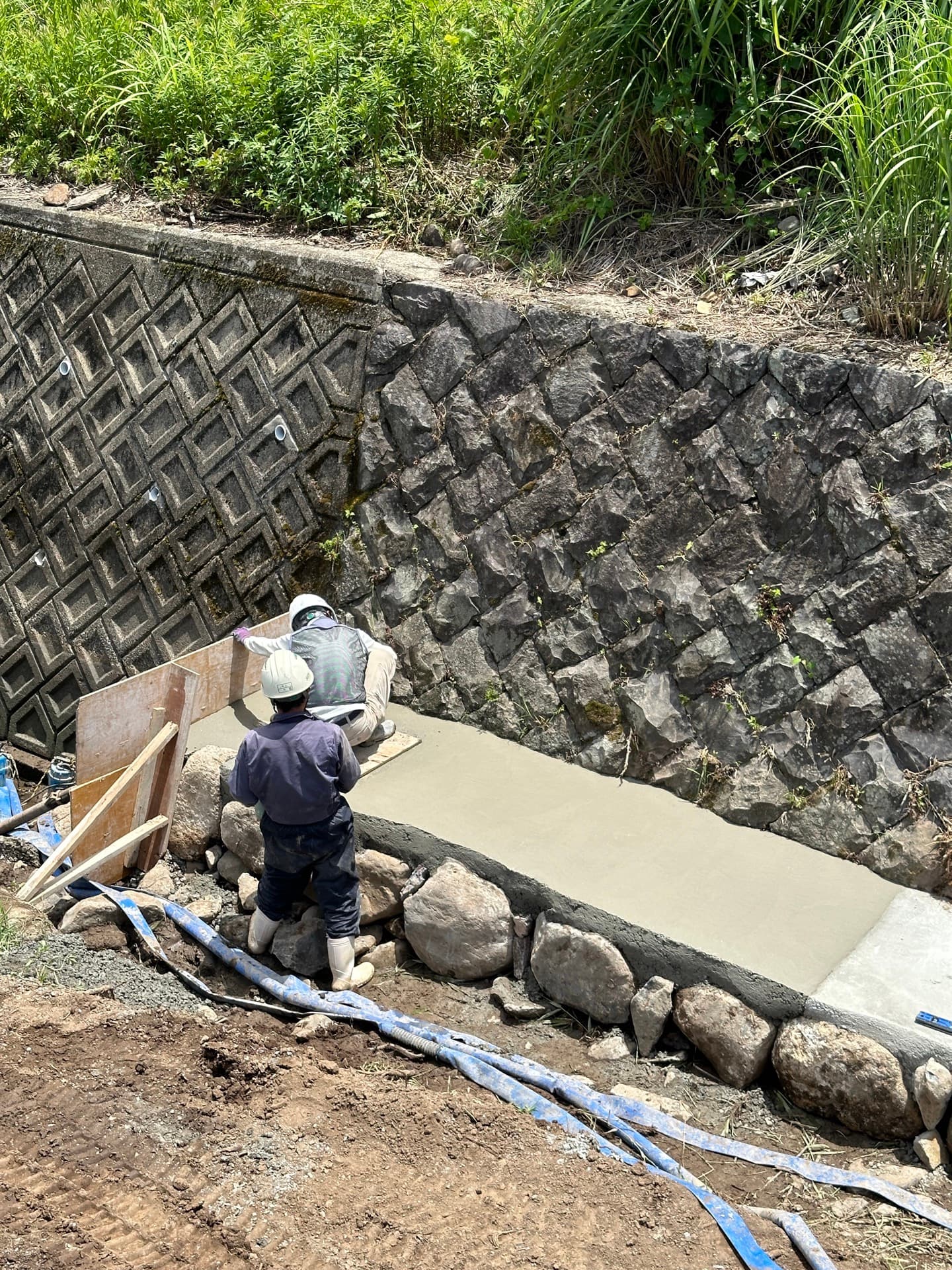 小島川の水路コンクリート打設